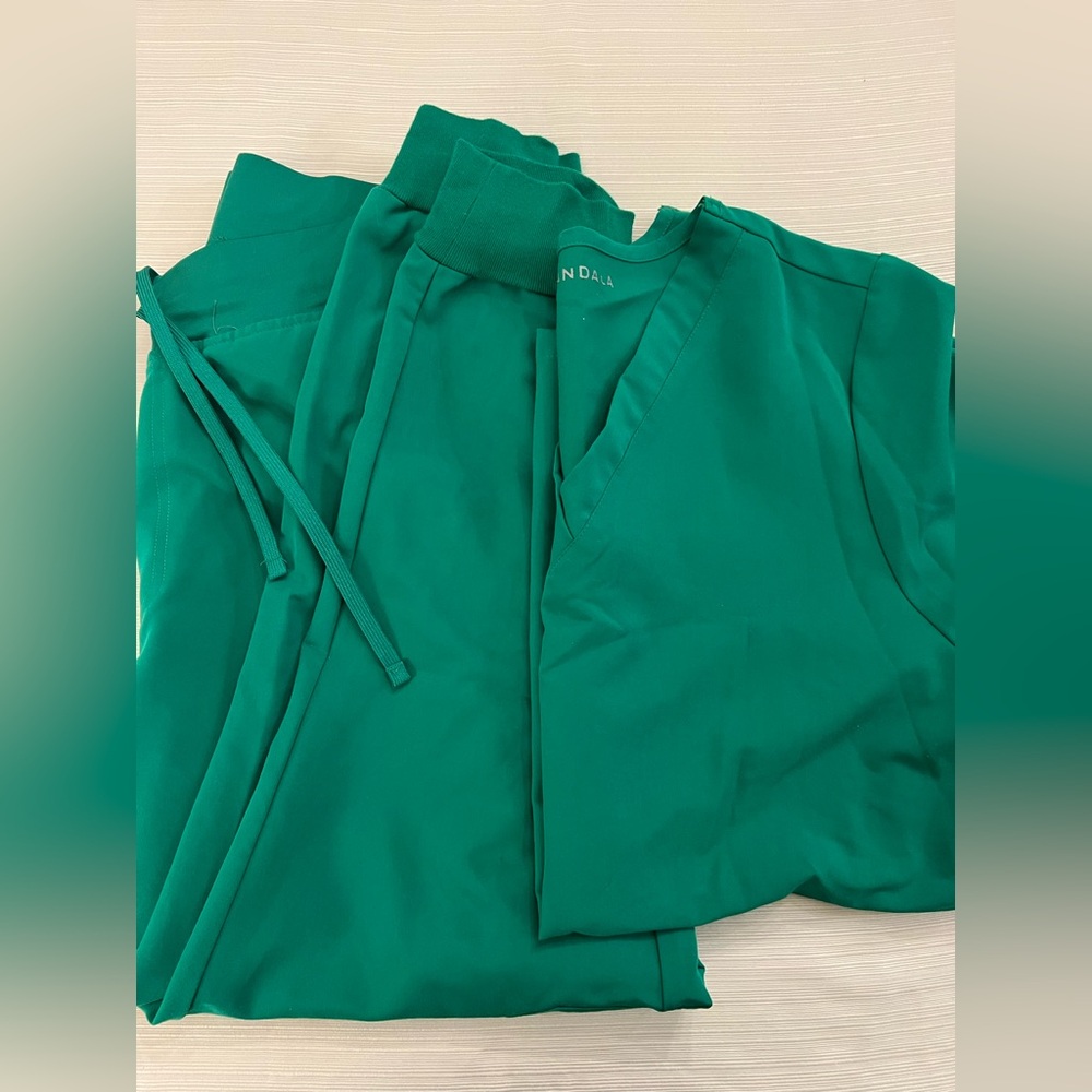 Mandala Green Petite Scrub Set